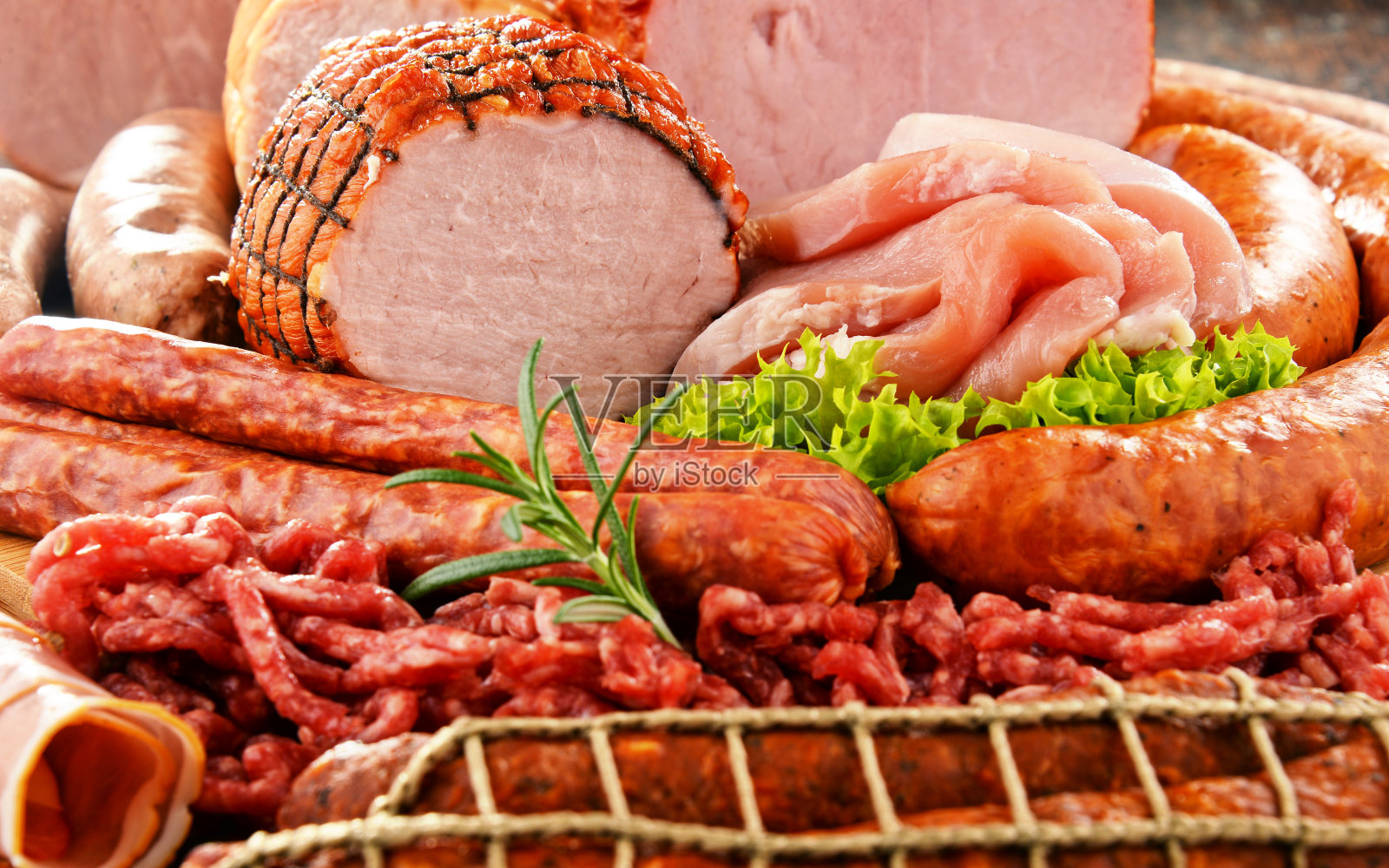 肉类产品,包括火腿和香肠照片摄影图片